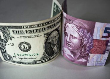 Dólar hoje: abre em alta após queda no preço do petróleo