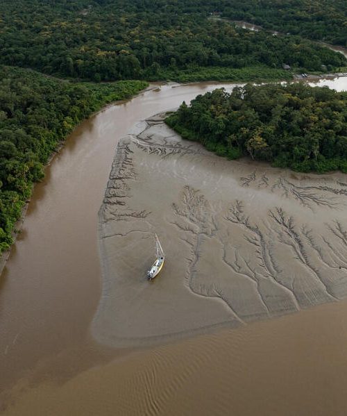 Agência Nacional de Petróleo cobra Petrobras por cumprimento de requisitos para retomada de perfuração no Bloco 59, com foco na mitigação de impactos ambientais.
