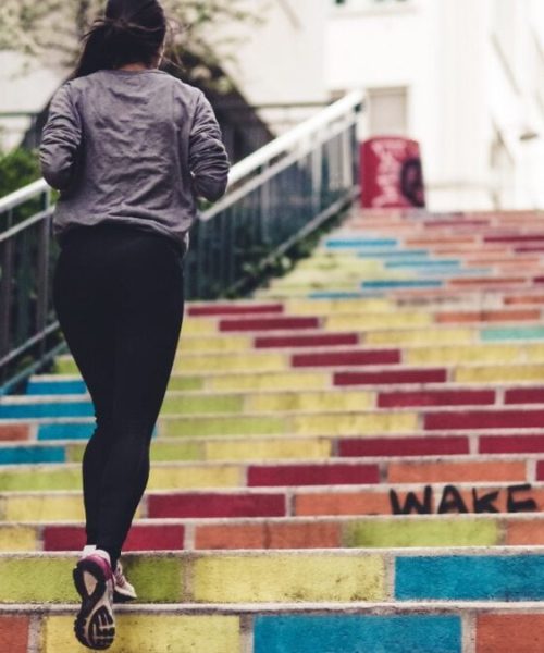 Instrutora de fitness sugere rotina matinal de 6 exercícios para começar o dia com energia.
