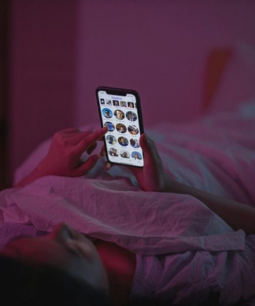 Nações mais felizes do planeta restringem uso de celulares para garantir qualidade de vida