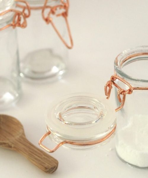“Descubra a solução natural para limpar o vidro do box: bicarbonato de sódio”