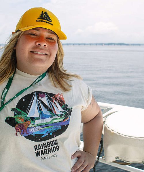 A Odisseia do Rainbow Warrior: conheça a trajetória do icônico navio do Greenpeace em nossa loja