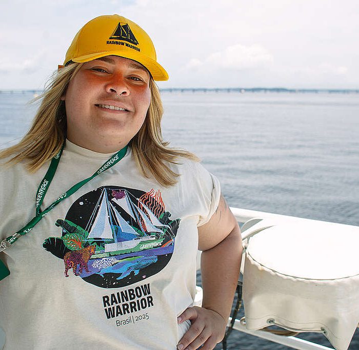 A Odisseia do Rainbow Warrior: conheça a trajetória do icônico navio do Greenpeace em nossa loja