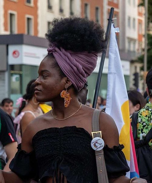 Celebrando Identidade: Reflexões sobre o Dia do Orgulho e seu Significado Descolonizador