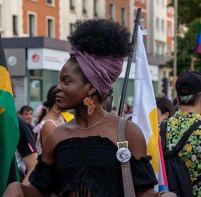 Celebrando Identidade: Reflexões sobre o Dia do Orgulho e seu Significado Descolonizador