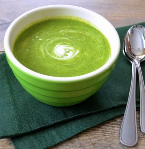 Delícias quentes: 3 receitas de sopas e caldos para combater o frio e reforçar a saúde
