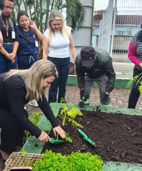Cubatão inaugura horta comunitária no CAPS